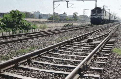 रेल यात्रियों पर कोहरे की मार, लखनऊ मार्ग की कई ट्रेनें लेट, अमृत भारत एक्सप्रेस 14 घंटे लेट