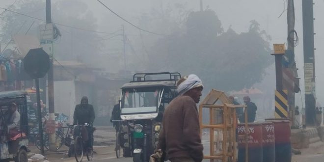 मौसम बदला, सीतापुर में कोहरे की चादर और बढ़ी ठिठुरन