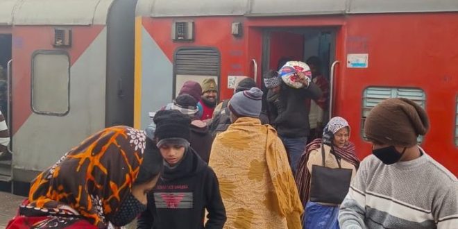 फिरोजाबाद में यात्री परेशान: कोहरे और कड़ाके की ठंड, नॉर्थईस्ट एक्सप्रेस रद्द, अमृत भारत एक्सप्रेस 17 घंटे लेट