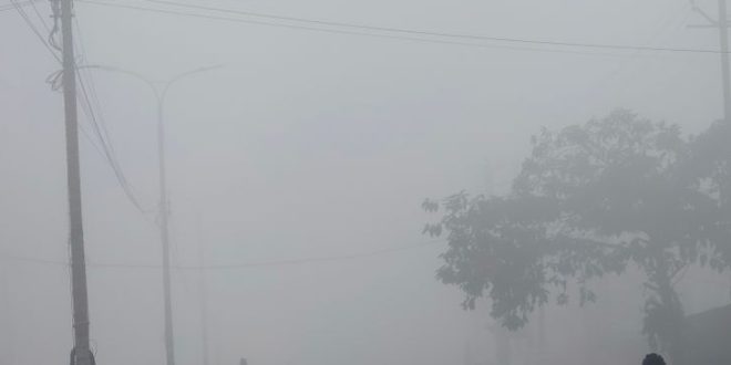 सीतापुर में घना कोहरा और ठंड का कहर: दृश्यता कम, जनजीवन प्रभावित