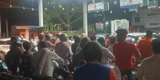 कीमत बढ़ने की आशंका से लखनऊ में पेट्रोल पंपों पर उमड़ी भीड़, रातभर लगी कतारें