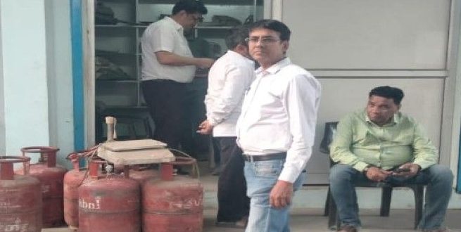 गैस एजेंसियों पर सख्त कार्रवाई, लखनऊ में जांच अभियान के दौरान युवक पर FIR दर्ज