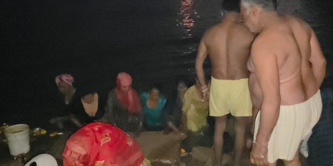 भोर से गूंजे जयकारे, होली पूर्णिमा पर संभल के आठ घाटों पर उमड़ी भारी भीड़ भोर से गूंजे जयकारे, होली पूर्णिमा पर संभल के आठ घाटों पर उमड़ी भारी भीड़