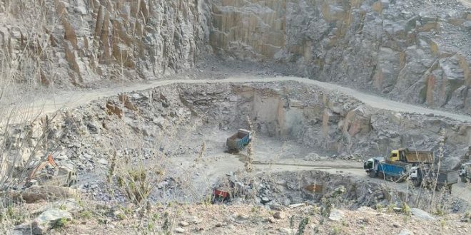 Chitrakoot में रात के अंधेरे में खनन का धंधा, ब्लास्टिंग से सहमे लोग; प्रशासन की भूमिका पर सवाल