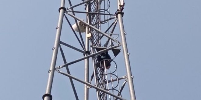 जौनपुर में जमीन विवाद के बाद प्रशासन में हड़कंप, राजस्व विभाग पर आरोप लगाकर टावर पर चढ़ा युवक; मौके पर पुलिस बल तैनात