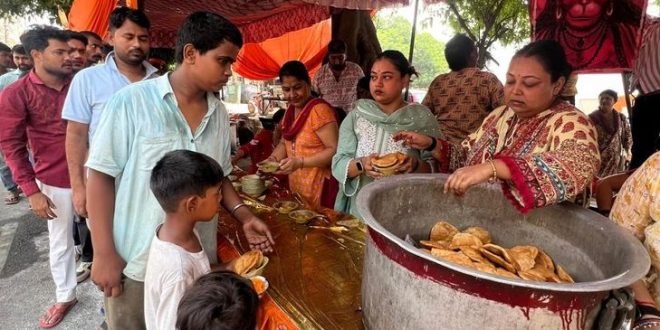 तीसरे बड़े मंगल पर लखनऊ में भक्ति और सेवा का माहौल, भंडारे में पहुंचे हजारों श्रद्धालु