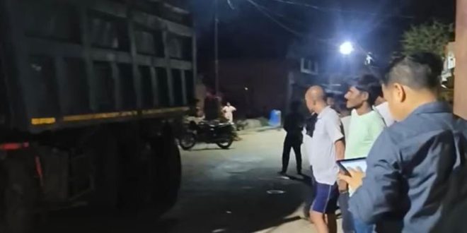 Hamirpur में प्रशासन का एक्शन—अवैध खनन करते 8 ट्रक पकड़े, 2 पुलिस को सौंपे
