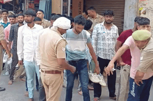 कांस्टेबल भर्ती परीक्षा का अंतिम दिन, हजारों अभ्यर्थियों के बीच मेरठ में सुरक्षा व्यवस्था सख्त कांस्टेबल भर्ती परीक्षा का अंतिम दिन, हजारों अभ्यर्थियों के बीच मेरठ में सुरक्षा व्यवस्था सख्त