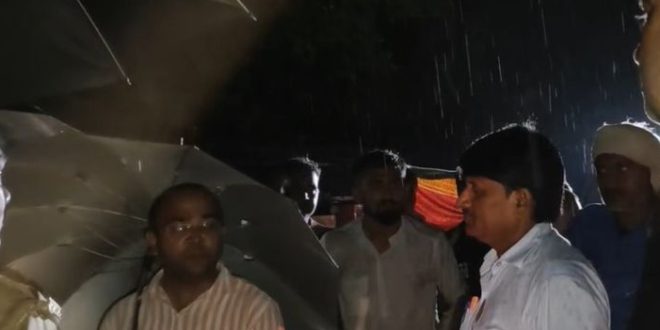 भारी बारिश से बांदा के गांव में जलभराव, घरों में भरा पानी; समाधान की मांग को लेकर डीएम आवास पहुंचे ग्रामीण