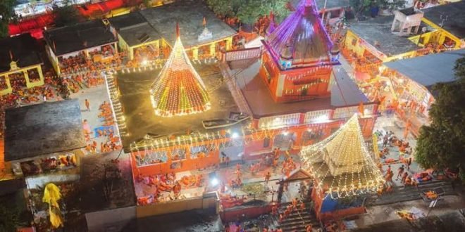 सावन सोमवार पर भद्रेश्वरनाथ धाम में उमड़ी भारी भीड़, कांवड़ियों ने बाबा भोलेनाथ का किया जलाभिषेक