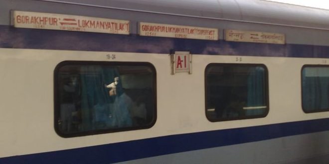 गोरखपुर-एलटीटी एक्सप्रेस में चूहों ने मचाया उत्पात, खाना कुतरने की शिकायत के बाद ट्रेन में चला पेस्ट कंट्रोल अभियान