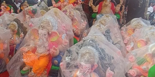 हर त्योहार के साथ बदलती है दुकान की रंगत, फतेहाबाद में है ये अनोखी दुकान