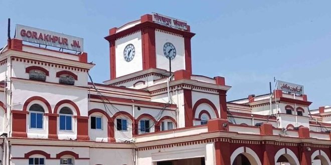 गोरखपुर में अमृत भारत ट्रेन पर फेंके पत्थर, यात्री के सिर में चोट; जांच में जुटी RPF-GRP